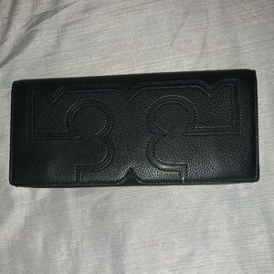 ⭐️Authentic⭐️ Tory Burch serif clutch
